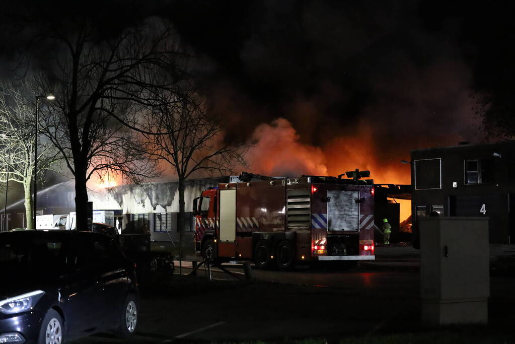 Zeer grote uitslaande brand in ijsfrabriek