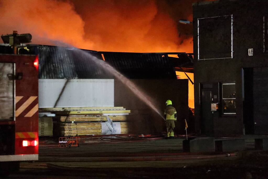 Zeer grote uitslaande brand in ijsfrabriek