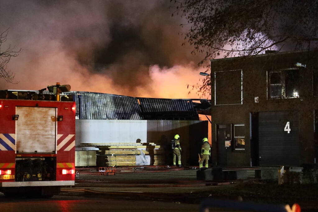 Zeer grote uitslaande brand in ijsfrabriek