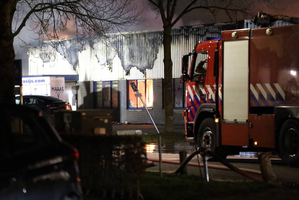 Zeer grote uitslaande brand in ijsfrabriek