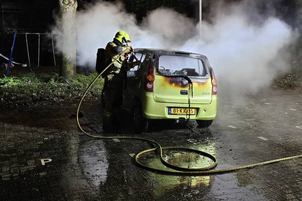 Geparkeerde auto door brand verwoest