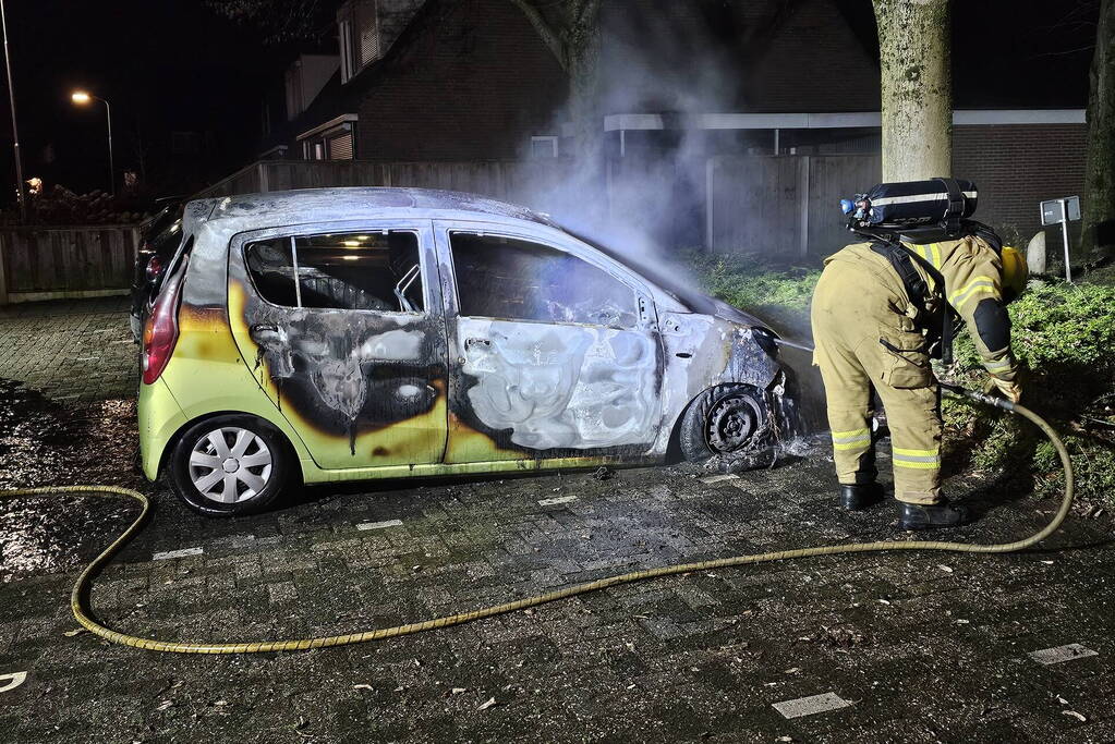 Geparkeerde auto door brand verwoest