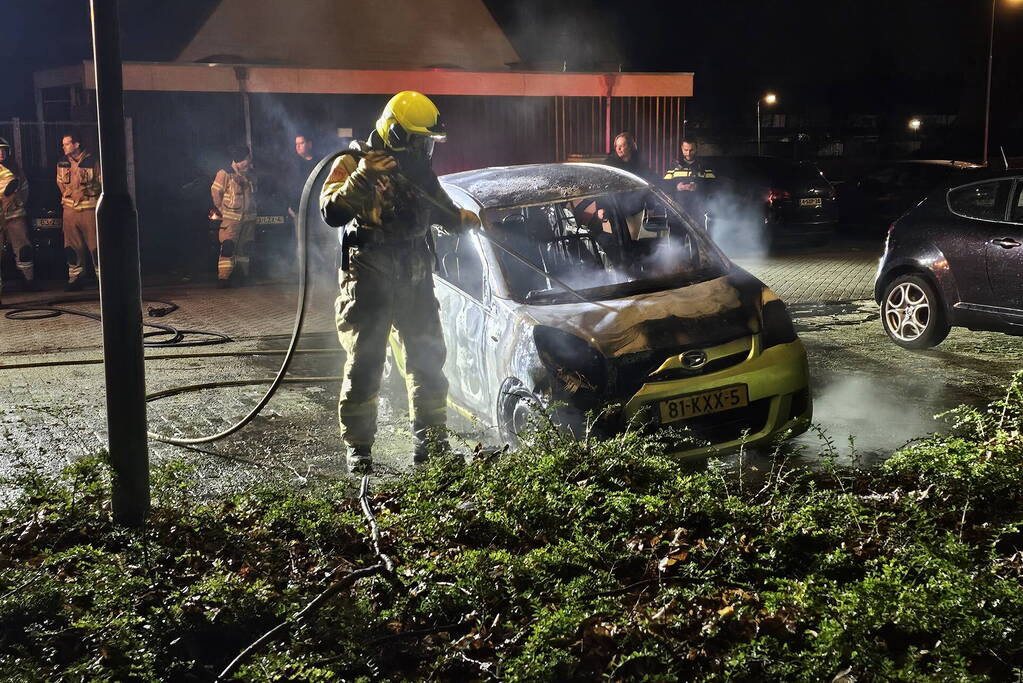 Geparkeerde auto door brand verwoest