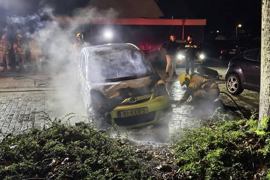 Geparkeerde auto door brand verwoest