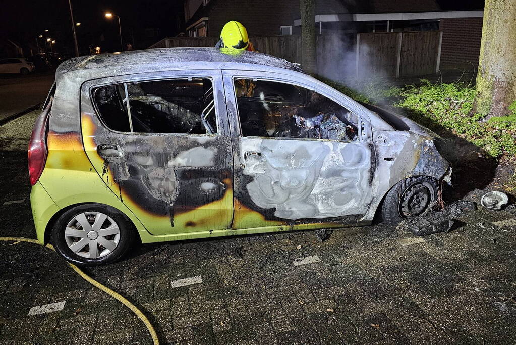 Geparkeerde auto door brand verwoest