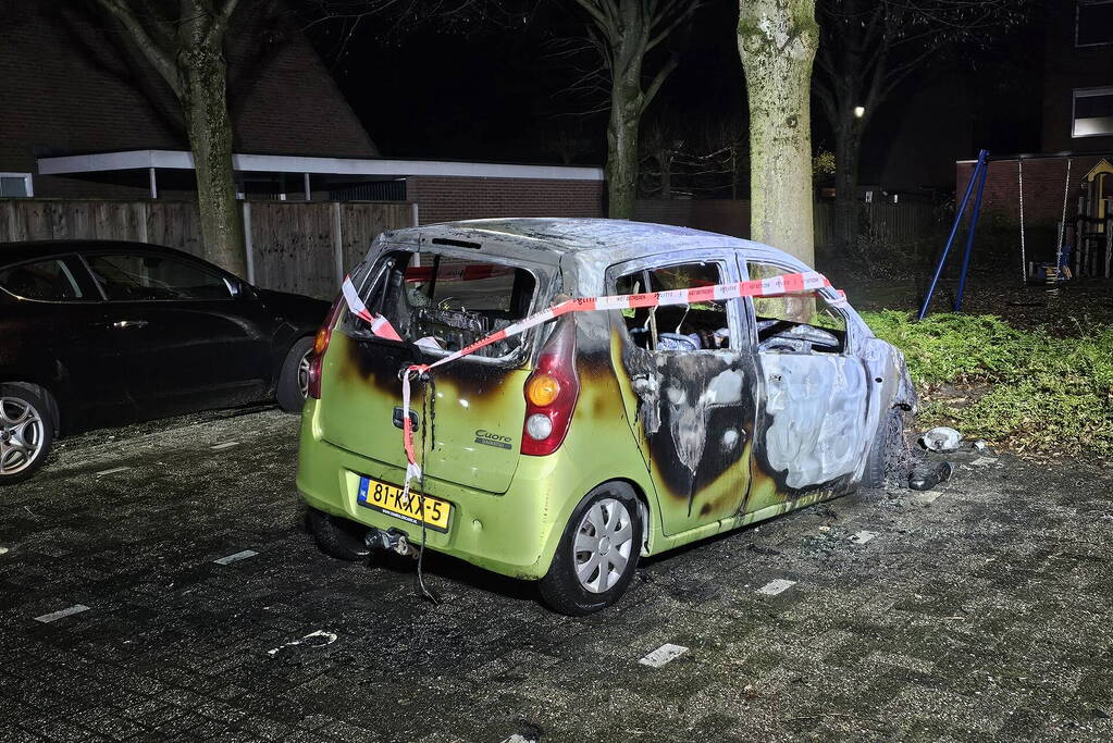 Geparkeerde auto door brand verwoest