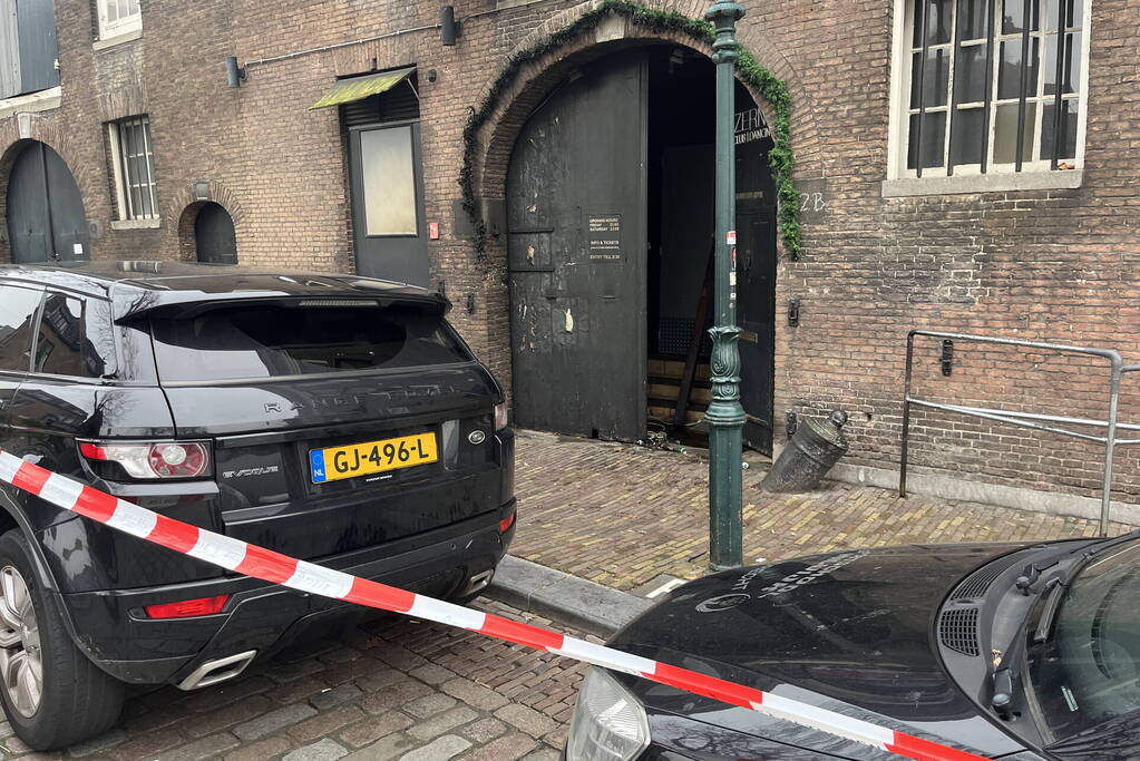 Schade na explosie bij ingang van café