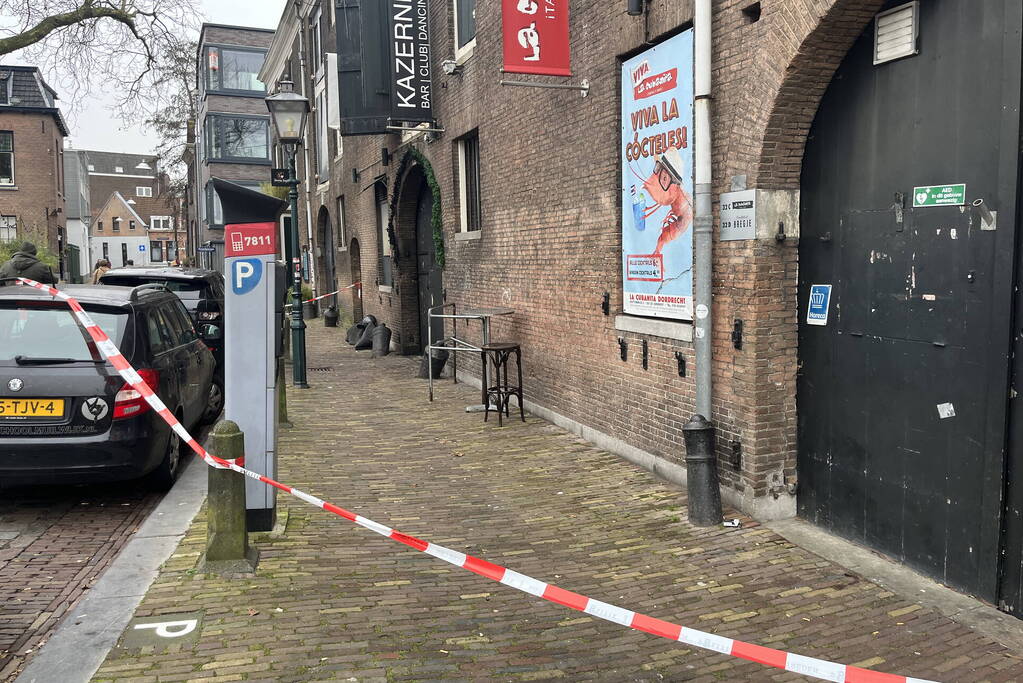 Schade na explosie bij ingang van café