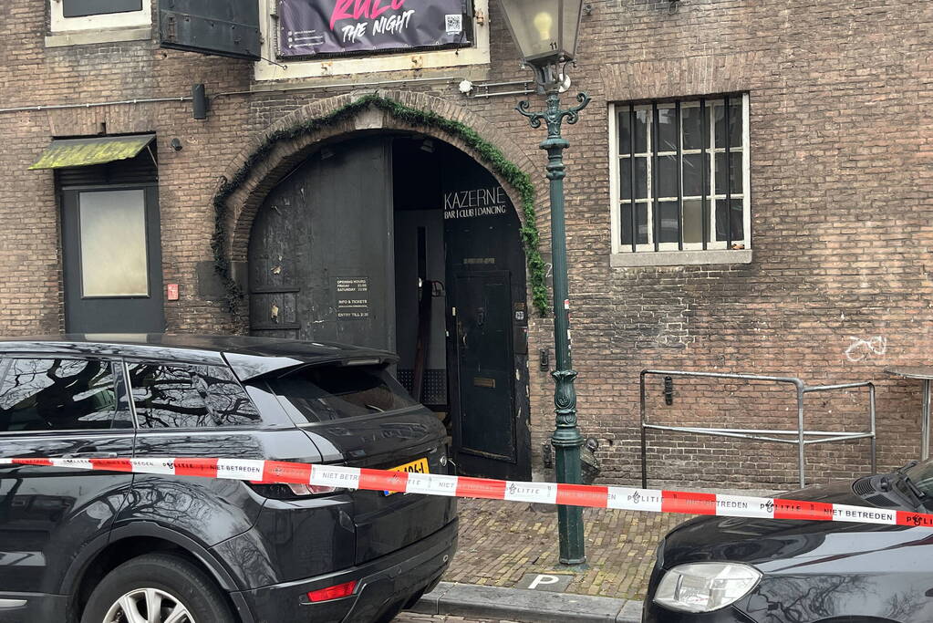 Schade na explosie bij ingang van café