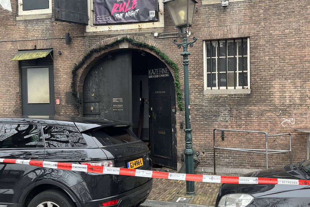 Schade na explosie bij ingang van café