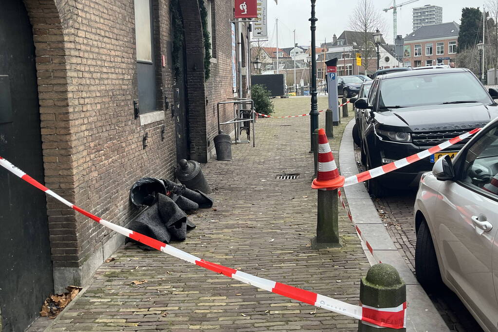 Schade na explosie bij ingang van café