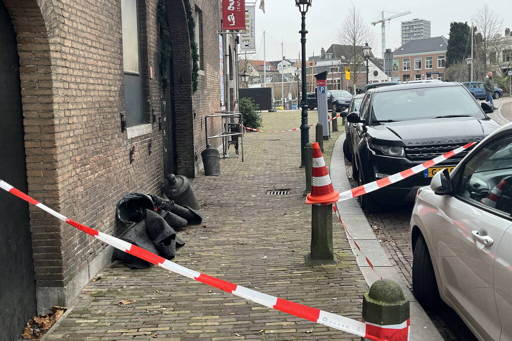 Schade na explosie bij ingang van café