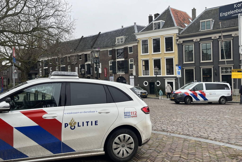 Schade na explosie bij ingang van café