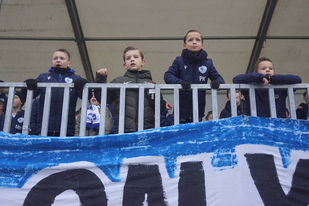 Groot aantal jeugdleden juichen luid voor SV Spakenburg