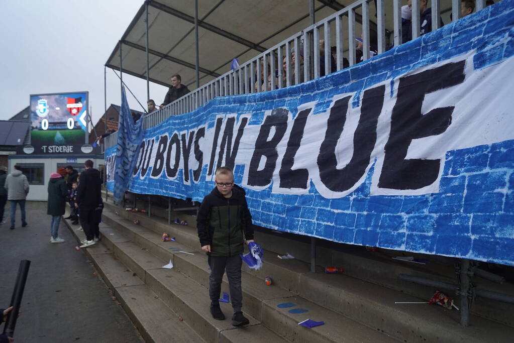 Groot aantal jeugdleden juichen luid voor SV Spakenburg