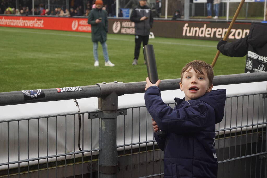 Groot aantal jeugdleden juichen luid voor SV Spakenburg