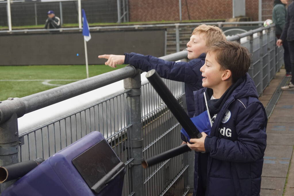 Groot aantal jeugdleden juichen luid voor SV Spakenburg