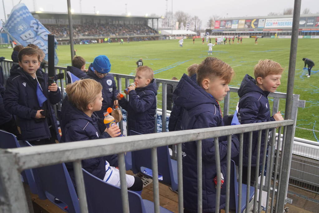 Groot aantal jeugdleden juichen luid voor SV Spakenburg