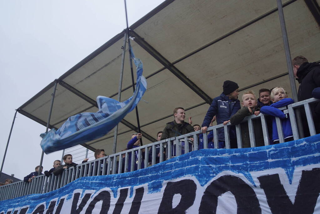 Groot aantal jeugdleden juichen luid voor SV Spakenburg