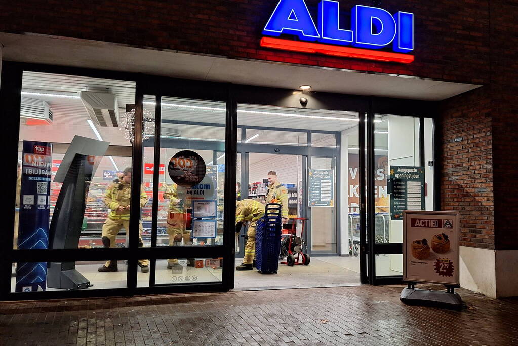 Brandweer ventileert winkel na rookontwikkeling door vuurwerk