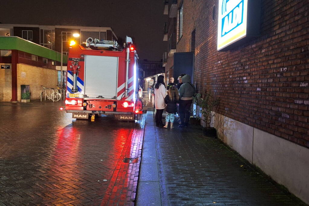 Brandweer ventileert winkel na rookontwikkeling door vuurwerk