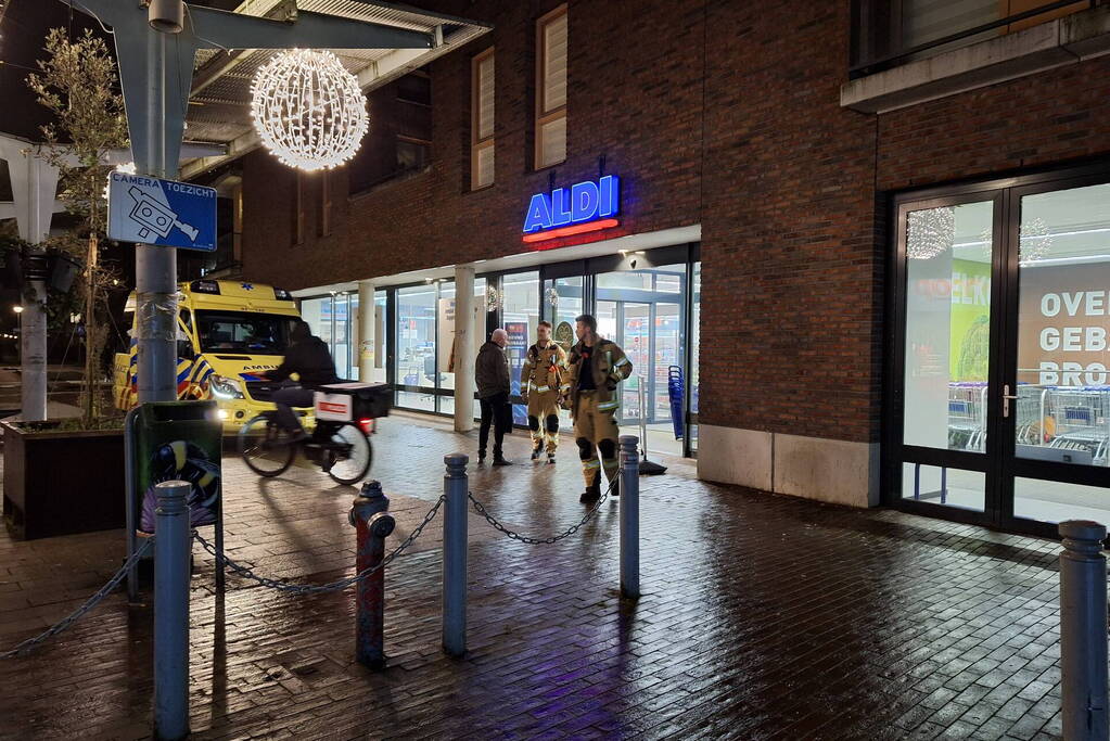 Brandweer ventileert winkel na rookontwikkeling door vuurwerk