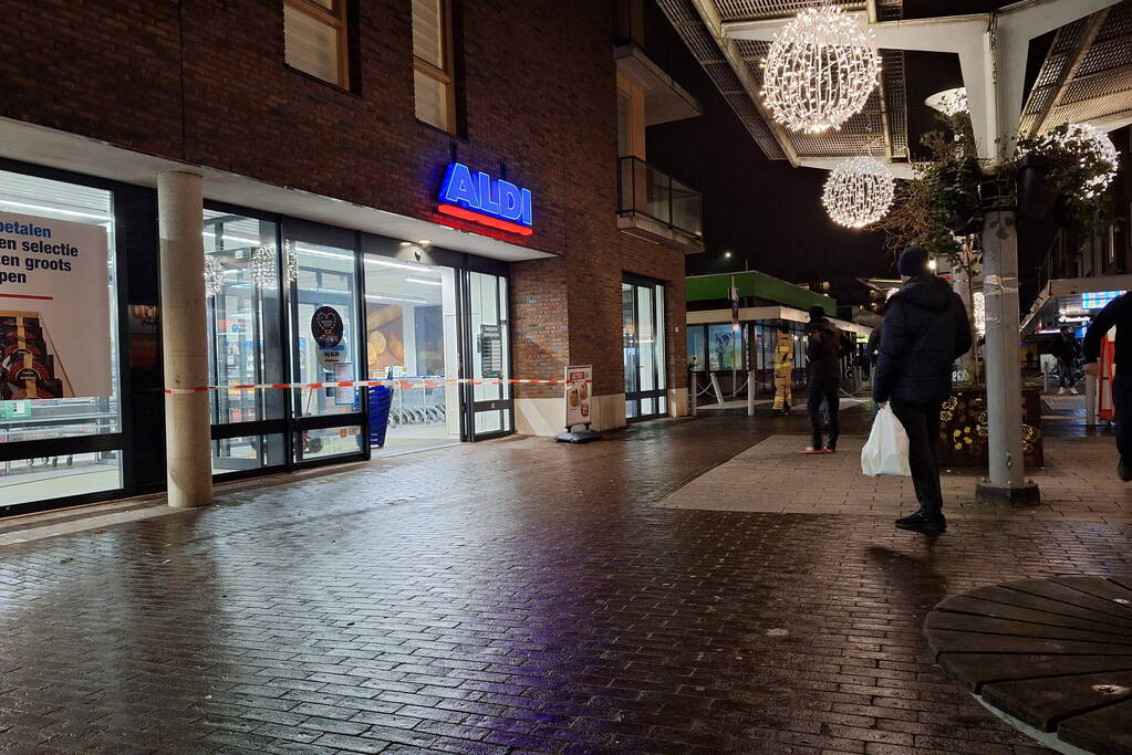 Brandweer ventileert winkel na rookontwikkeling door vuurwerk