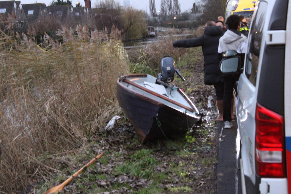 Motorboot met acht opvarende gezonken