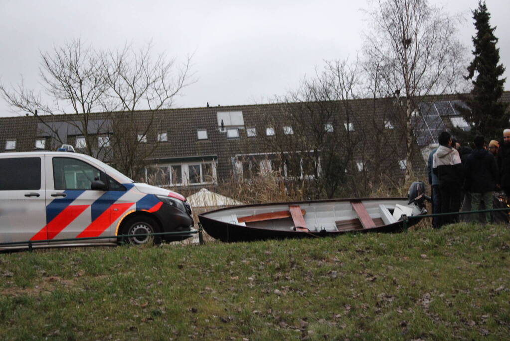 Motorboot met acht opvarende gezonken