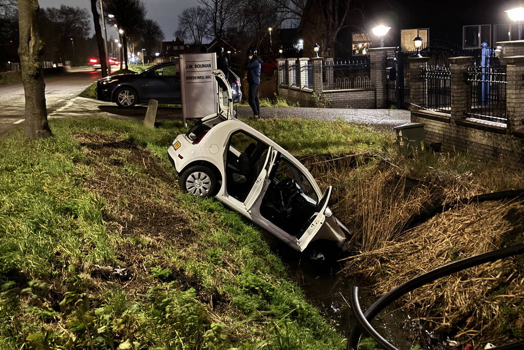 Automobilist belandt in sloot