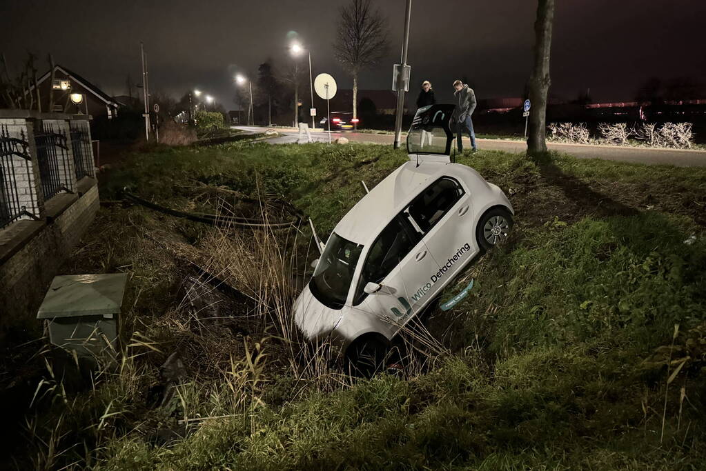 Automobilist belandt in sloot