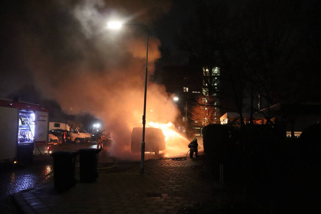 Bestelbus zwaar beschadigd door brand, politie onderzoekt brandstichting