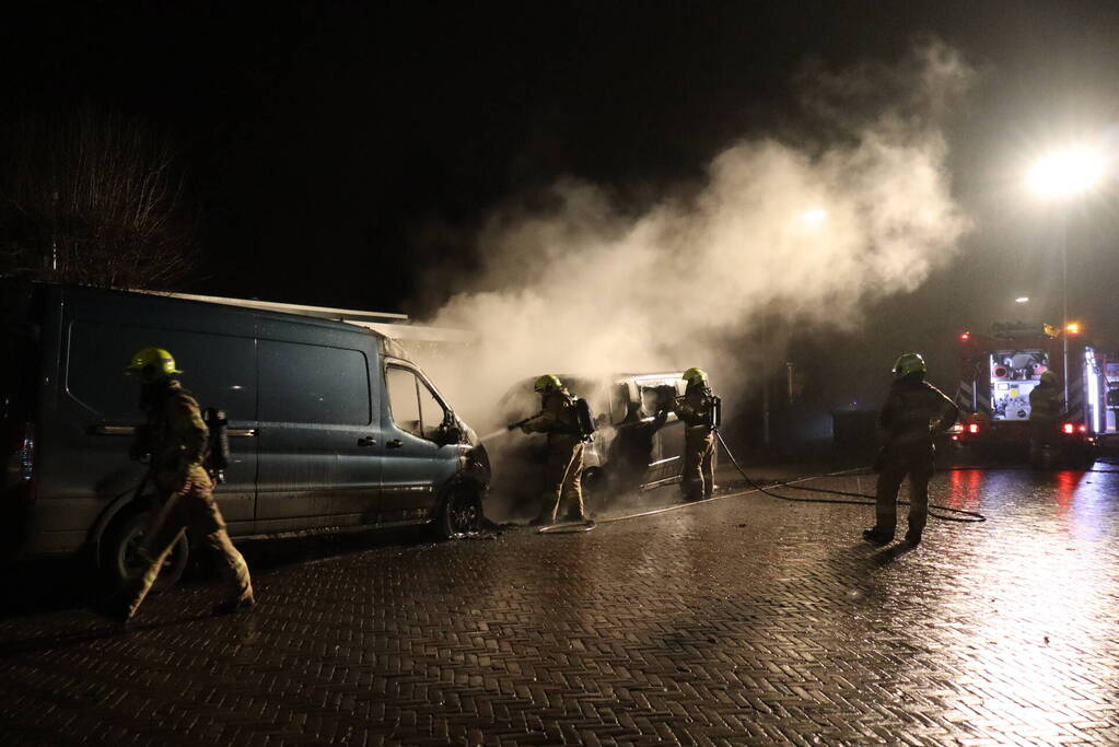 Bestelbus zwaar beschadigd door brand, politie onderzoekt brandstichting