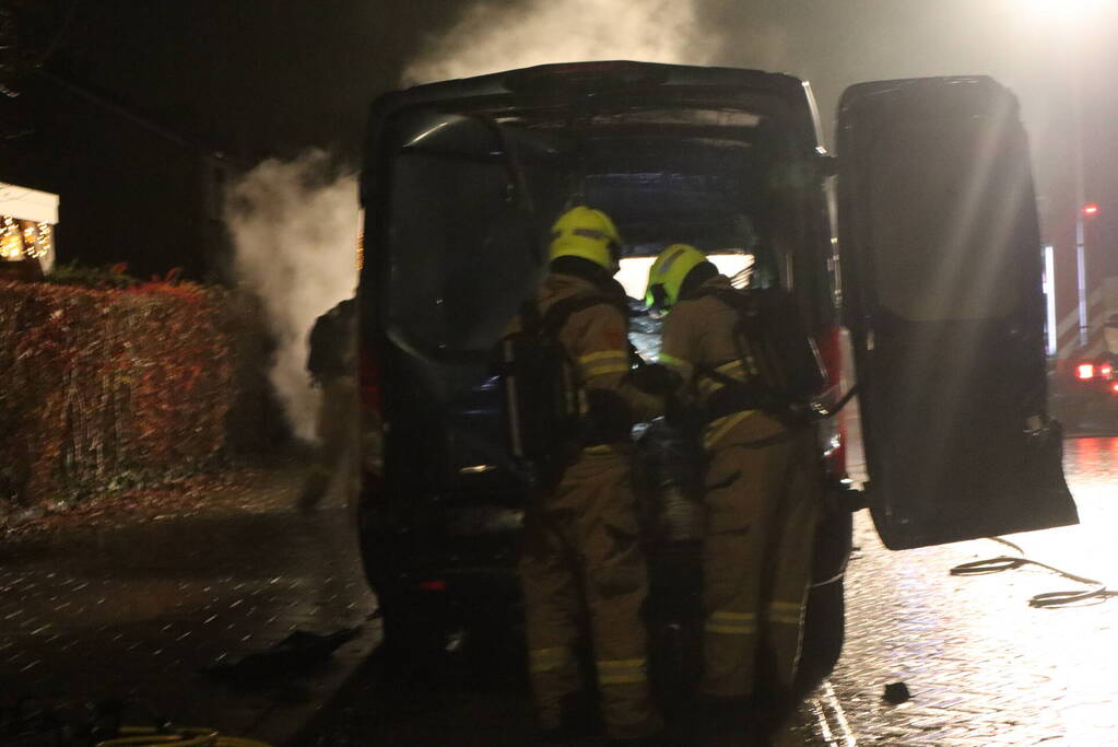 Bestelbus zwaar beschadigd door brand, politie onderzoekt brandstichting