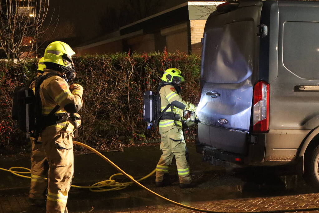 Bestelbus zwaar beschadigd door brand, politie onderzoekt brandstichting