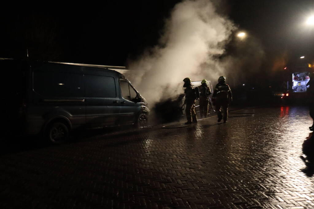 Bestelbus zwaar beschadigd door brand, politie onderzoekt brandstichting