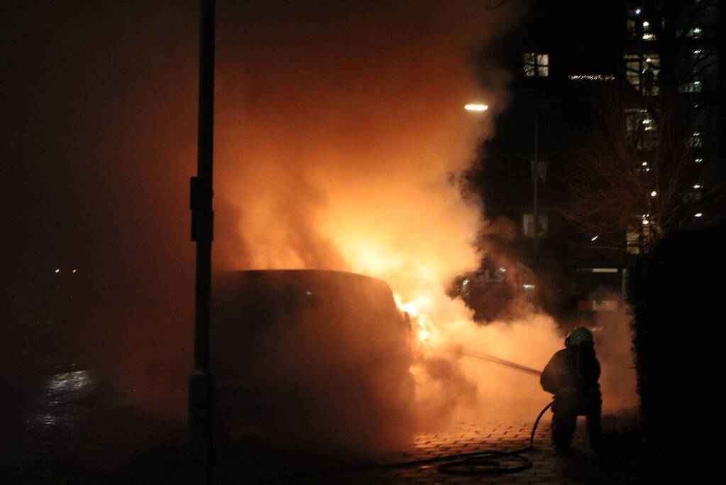 Bestelbus zwaar beschadigd door brand, politie onderzoekt brandstichting