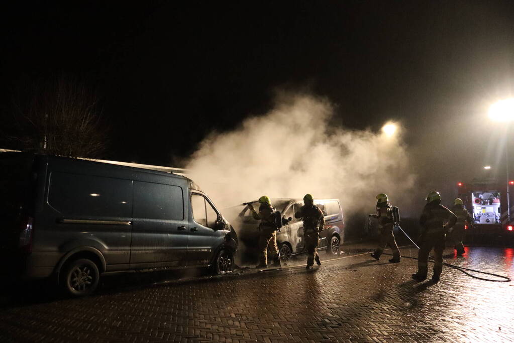 Bestelbus zwaar beschadigd door brand, politie onderzoekt brandstichting