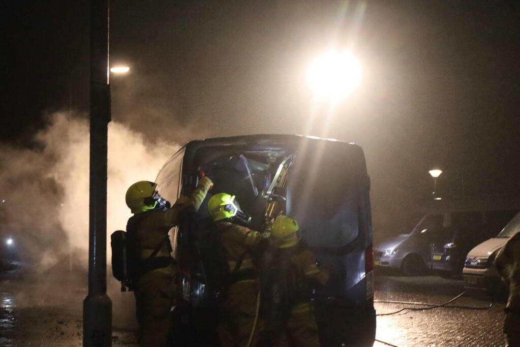 Bestelbus zwaar beschadigd door brand, politie onderzoekt brandstichting