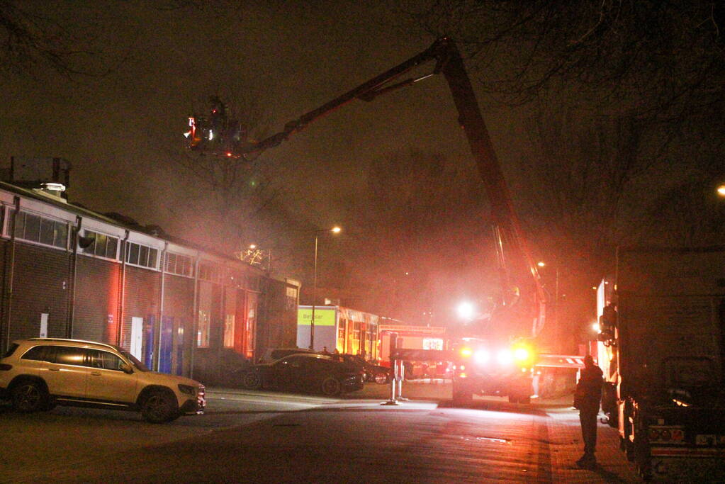 Veel rookontwikkeling bij brand in bedrijfspand