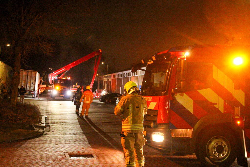 Veel rookontwikkeling bij brand in bedrijfspand