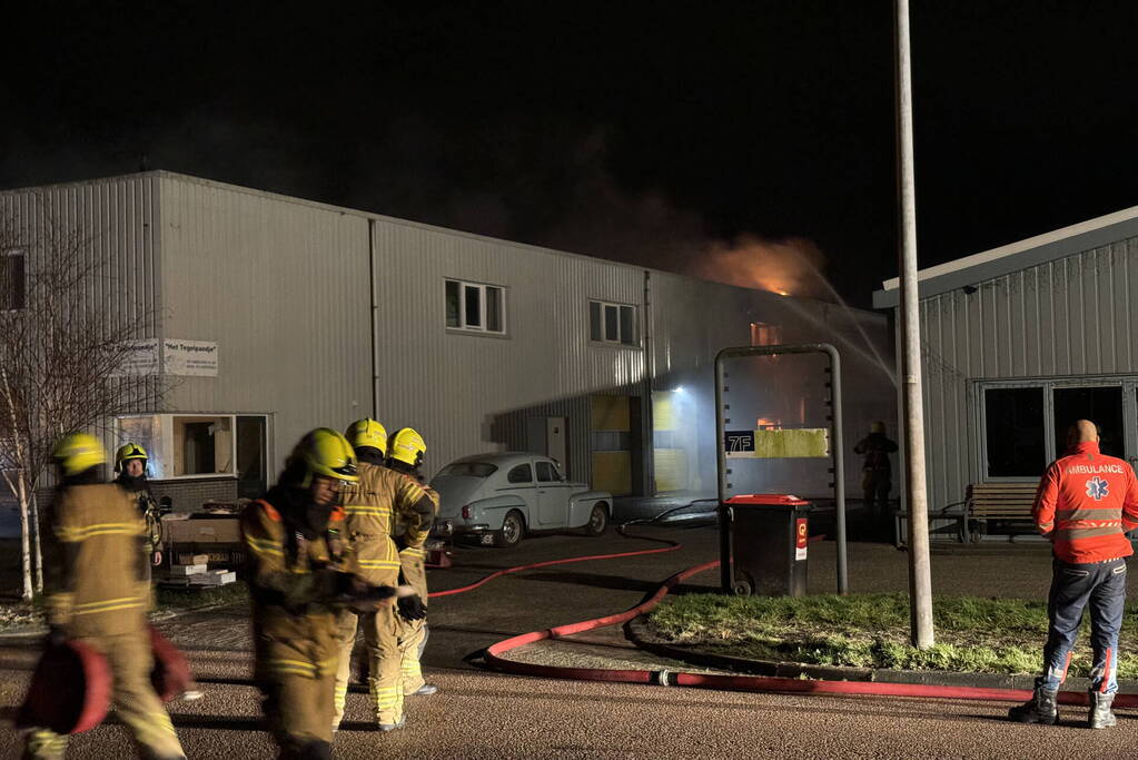 Grote schade door uitslaande brand in bedrijfspand