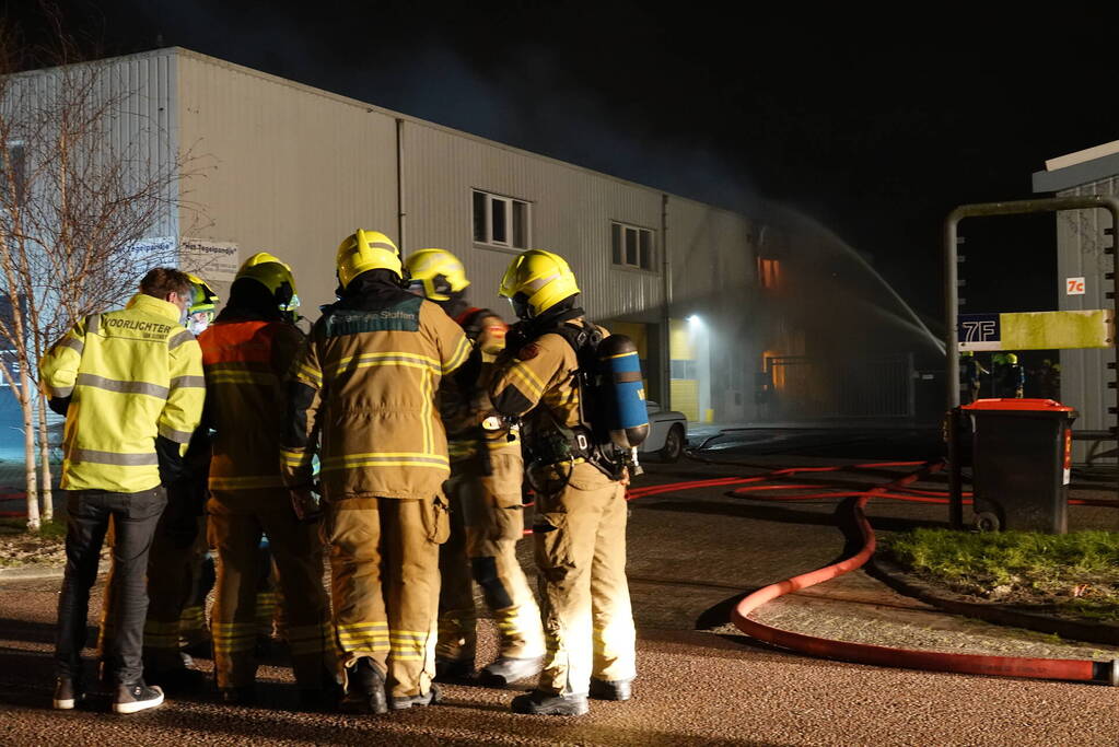 Grote schade door uitslaande brand in bedrijfspand