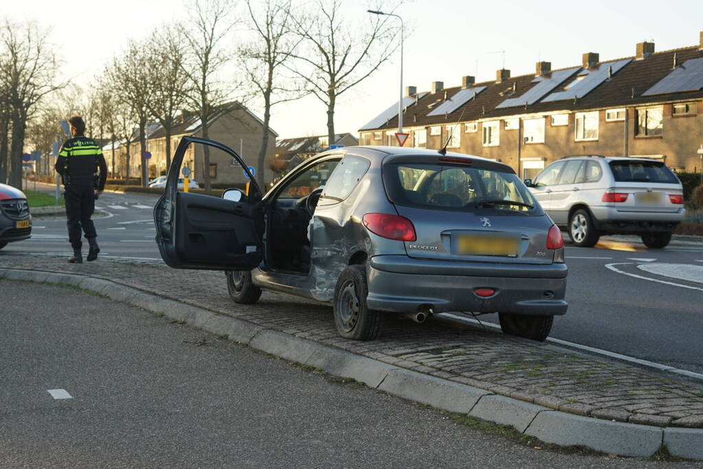 Voertuigen botsen op kruispunt