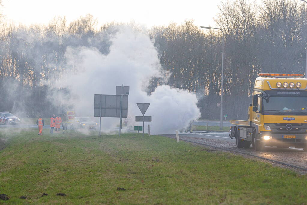 Auto vliegt onderweg in brand