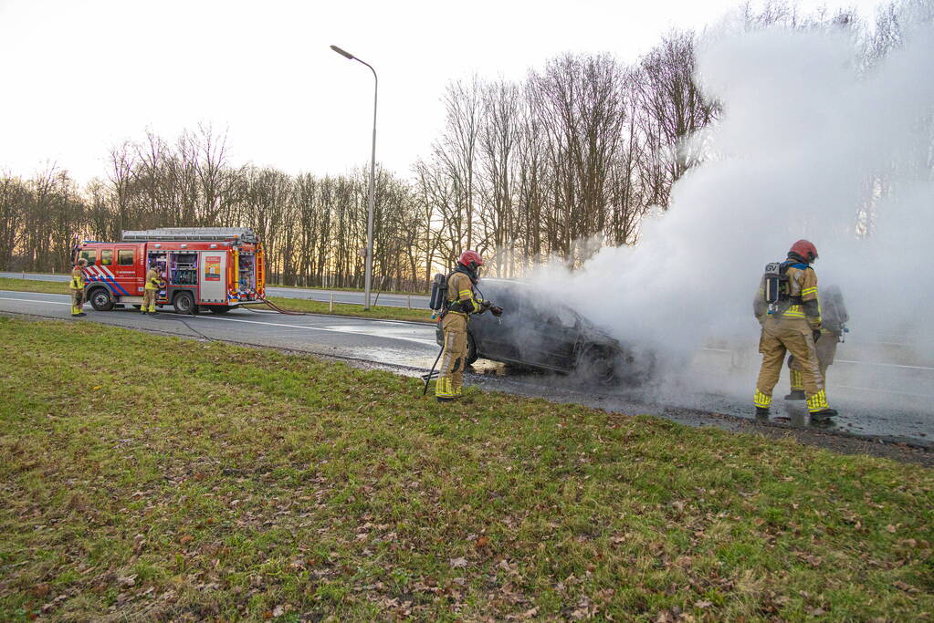 Auto vliegt onderweg in brand