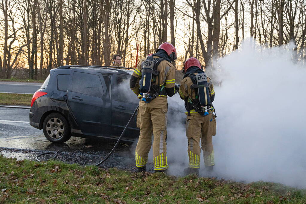 Auto vliegt onderweg in brand