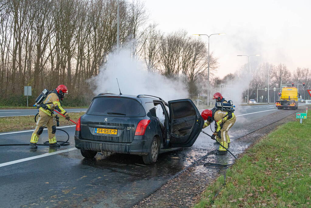 Auto vliegt onderweg in brand