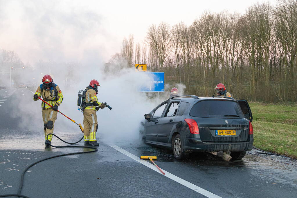 Auto vliegt onderweg in brand