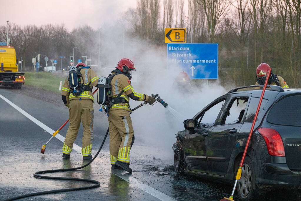 Auto vliegt onderweg in brand